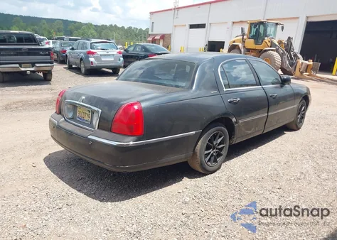 2003 Lincoln Town Car Signature z USA, uszkodzony, nr VIN 1LNHM82W03Y627175